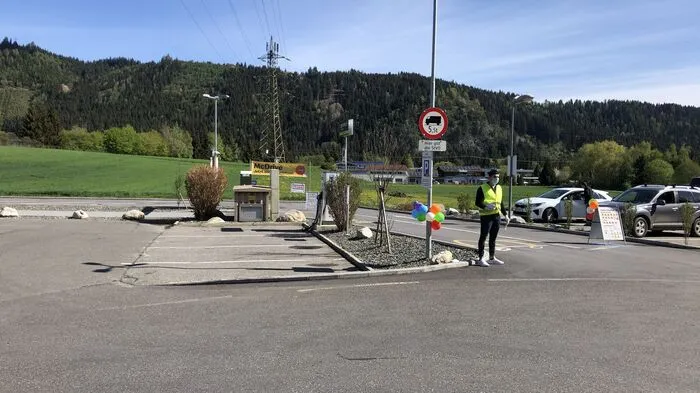 Ein Mitarbeiter verteilt in Judenburg die neuen Speisekarten und regelt den Verkehr.