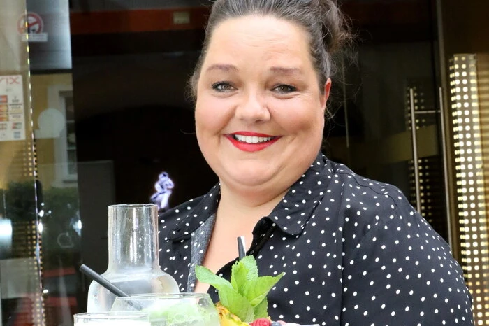 Übrigens: An einem Cocktail nippend gesichtet wurden unter anderen Polizeichef Günther Ratschnig, "Felsenkeller”-Wirtin Rosi Quendler, Feuerwehrkommandant Joachim „Jimmy“ Steindorfer, Propst Dechant Leszek Zagórowski, Amtsleiterin Bettina Vorreiter, Kärntner Sparkasse Friesach-Leiter Gerhard Kalsberger, Friesacher Athletik Club (FAC)-Sektionsleiter Christian Schaffer, “Pilgramhof"-Landwirt Günther Haas sowie Bürgermeister Josef Kronlechner mit seinem Stellvertreter Vizebürgermeister Josef Pepper.