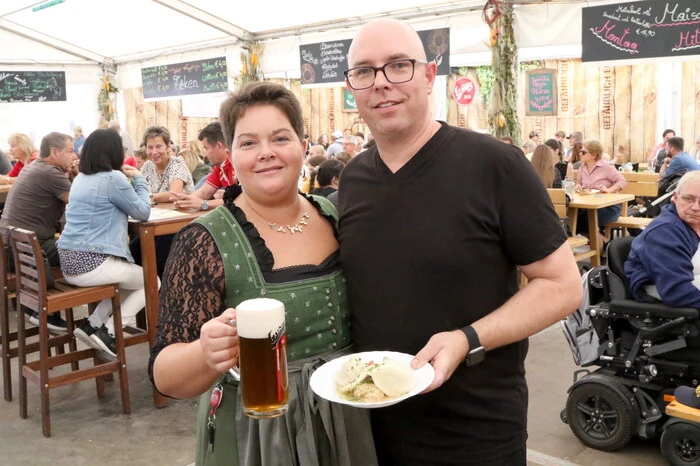Markus und Karina Buchegger (Foto) sind die richtigen Ansprechpartner, wenn es um köstliche Stelzen geht. 