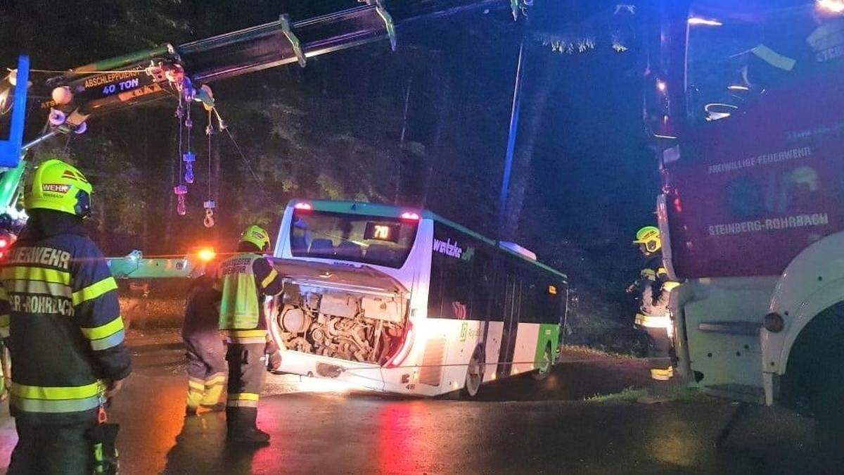 Ein Spezialkran musste den Bus aus der Kurve heben