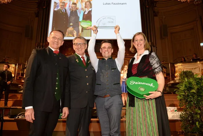 Spartenobmann Hermann Talowski, WK-Präsident Josef Herk und Landesrätin Barbara Eibinger-Miedl gratulieren dem Meister des Jahres