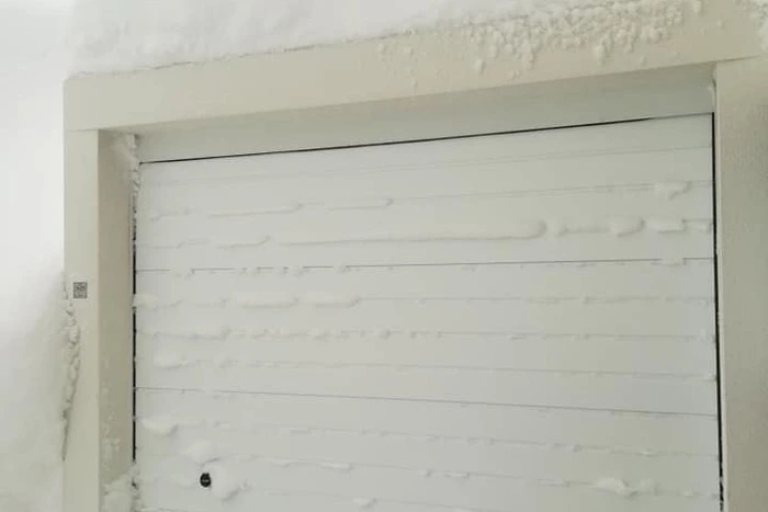 In jeder Ecke des Bezirkes schneit es und schaut nicht so aus, als ob es bald aufhören wird. Jürgen Hofer im Ausseerland: "Durch das Schneeschaufeln erspart man sich das Fitnesstudio."