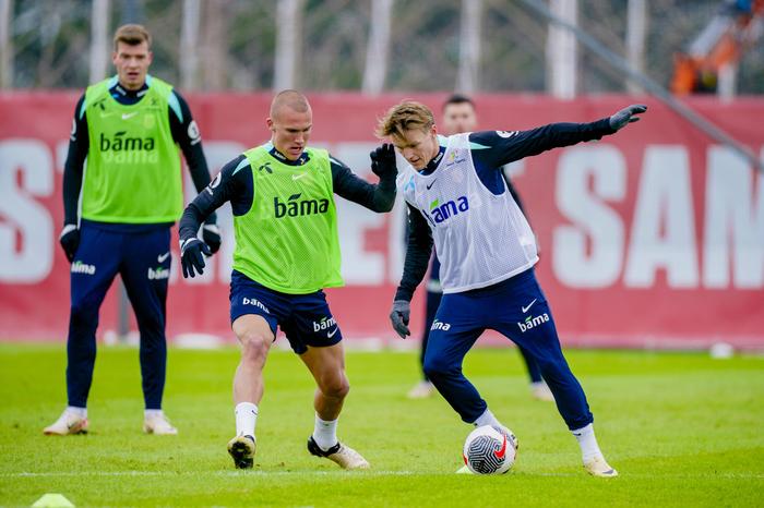 Leo Östigard (links) und Martin Ödegaard während eines Trainings im März 2024 