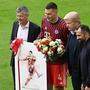 Da war die Welt offenbar noch in Ordnung: Niklas Süle wurde von der Bayern-Spitze verabschiedet