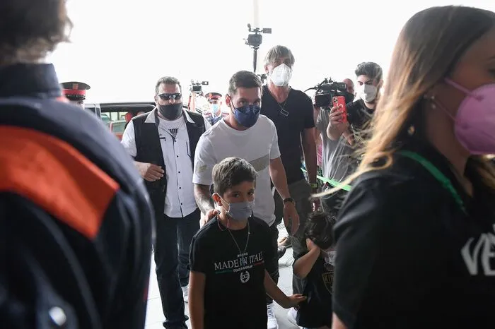 Kurz nach Mittag bestieg Messi mit seiner Familie in Barcelona ein Flugzeug.