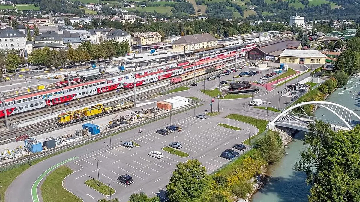 Die Parkplätze befinden sich im Bereich des Bahnhofs