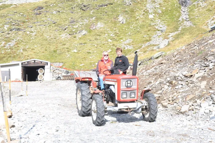 Von dort mit dem Traktor bis zur Hütte.