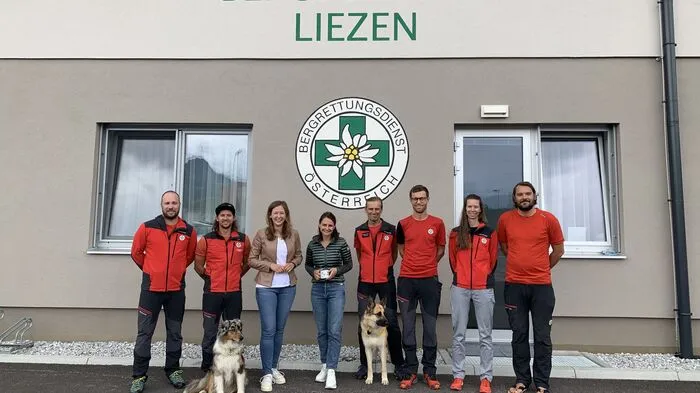 Das Team der Bergrettung Liezen mit Staatssekretärin Claudia Plakolm (2.v.l.) und Nationalratsabgeordneter Corinna Scharzenberger (3.v.l.)