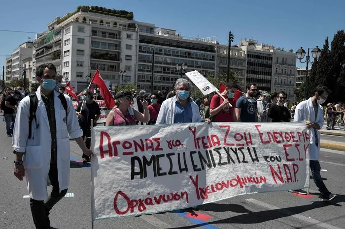 Viele trugen Masken mit Botschaften der Solidarität für das Personal in Krankenhäusern oder Pflegeheimen.