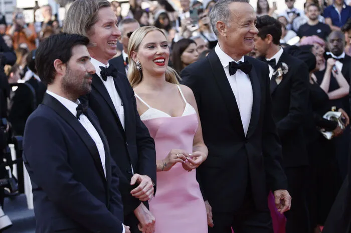 Jason Schwartzman, Regisseur Wes Anderson, Scarlett Johansson und Tom Hanks posieren für die Fotografen.