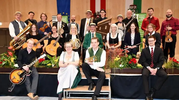 Das jährliche Lehrerkonzert der Musikschule Murau fand diesmal in der Turnhalle des Schulzentrums St. Peter am Kammersberg statt und begeisterte das Publikum mit einem vielfältigen Musikprogramm.