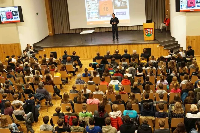 Zahlreiche Impulsvorträge fanden statt. Unter anderem klärte Präventionsbeamter Günther Kazianka über die Jugendschutzbestimmungen.