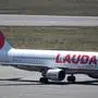 ABD0086_20190812 - SCHWECHAT - ÖSTERREICH: ++ THEMENBILD ++ Ein Flugzeug der Fluglinie "Lauda" (Laudamotion) am Montag, 12. August 2019, am Flughafen Wien-Schwechat. Der Betriebsrat der Ryanair-Tochter Lauda (Laudamotion) hält heute Betriebsversammlungen ab. - FOTO: APA/ROLAND SCHLAGER