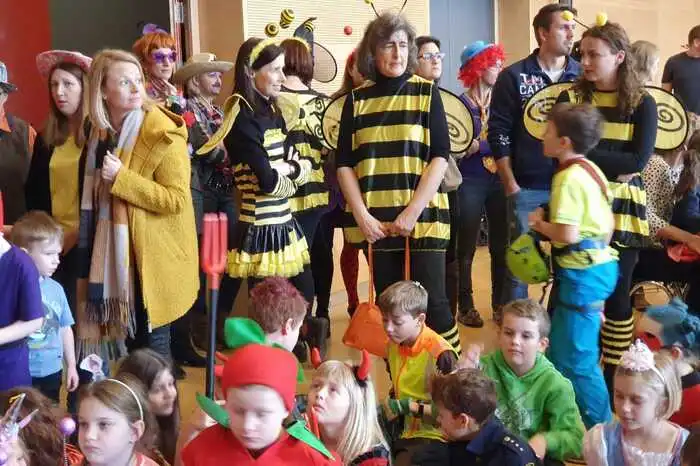 Natürlich waren auch viele Eltern gekommen, um ihre Kinder auf der Bühne zu sehen und um sich selbst zu vergnügen-
