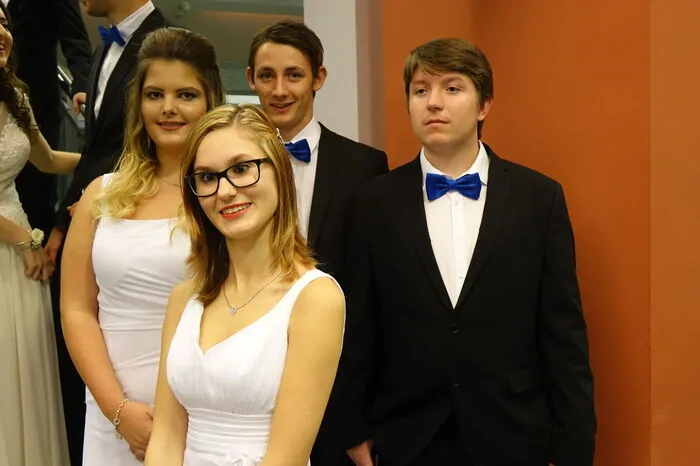 Die angehenden Maturanten waren an den weißen Kleidern und blauen Fliegen zu erkennen.