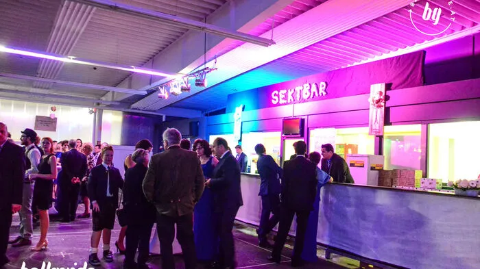 Hunderte begeisterte Ballgäste strömten am Samstagabend (05. November 2016) in die Feldbach Arena. Die Maturanten des Borg Feldbach luden zum Maturaball. Unter dem Motto "Millennium - Der Ball des Jahrtausends" knallten die Korken bis in die frühen Morgenstunden.