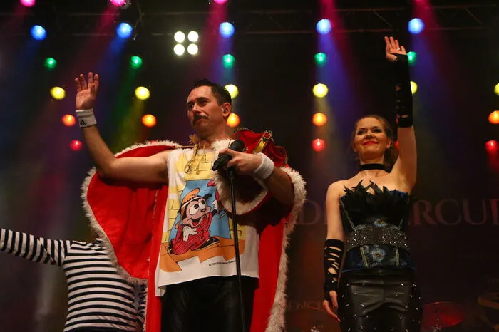 Verabschiedet hat man sich mit Königsrobe unter tosendem Applaus und Standing Ovations.