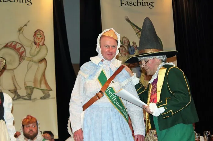 Obertrommelweib Andreas Winkler und Stefan Pehringer als "Hofnarr Josef Fröhlich" verkleidet