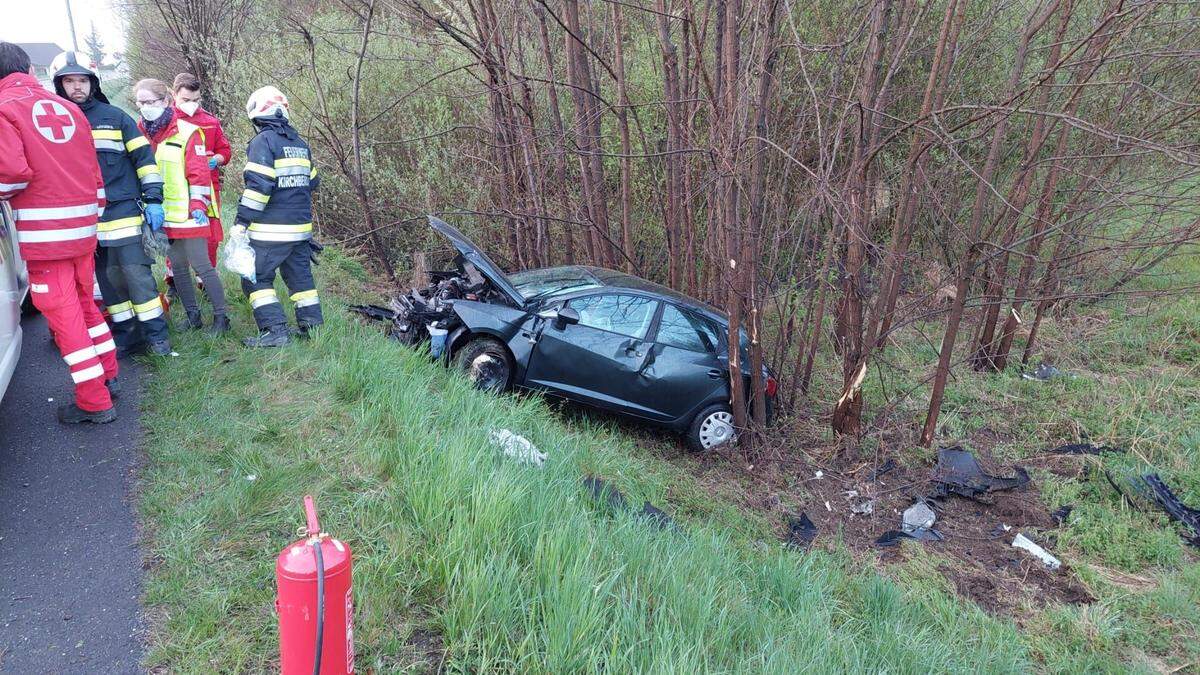 Der Pkw der Weizerin prallte gegen eine Baumgruppe neben der Straße 