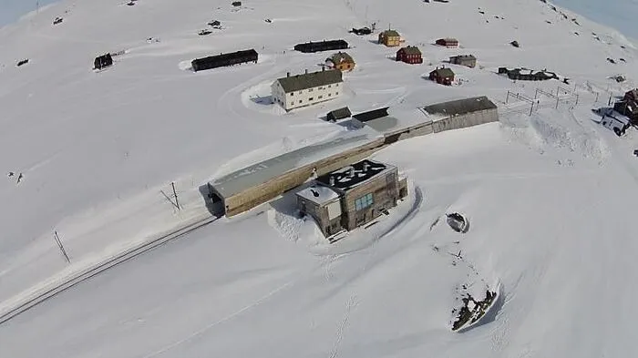 Finse, Norwegen: Der Eisplanet Hoth in Episode V steht in Wirklichkeit in Norwegen. Denn der Film wurde an einem Gletscher im Wintersportort Finse nahe des Finsevatnet Sees gedreht. Direkt an der Bahnstrecke von Bergen nach Oslo gibt es für Urlauber 1.222 Meter über dem Meeresspiegel viele Wander- und Fahrradrouten. Übernachten können bis zu acht Personen in der modernen Berghütte Steinboligen. Durch die großen Panoramafenster haben die Gäste einen fantastischen Blick über den See und die umliegenden Berge.