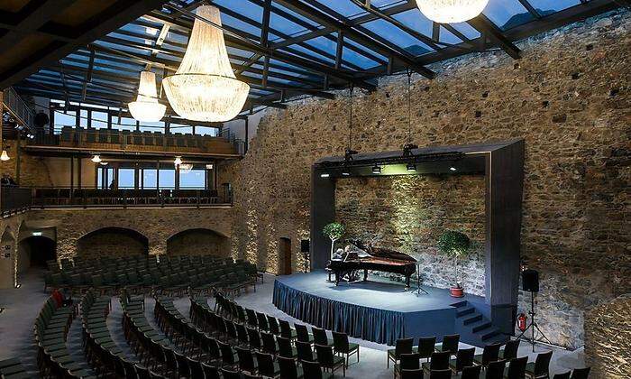 Der imposante Konzertsaal im überdachten Burghof