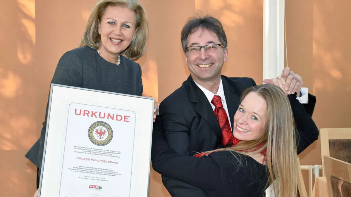 Landesrätin Patrizia Zoller-Frischauf zeichnete das  Tanzlehrer-Ehepaar Eddy und Steffi Weichselbraun aus