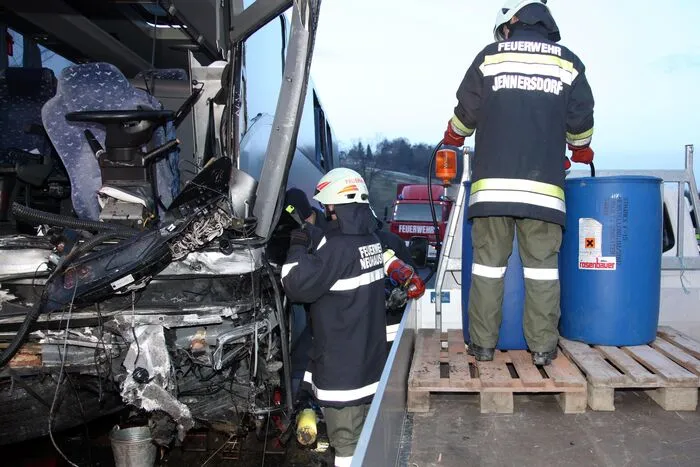 Die Arbeiten der Einsatzkräfte an der Unfallstelle dauerten heute, Sonntagfrüh, weiter an. 