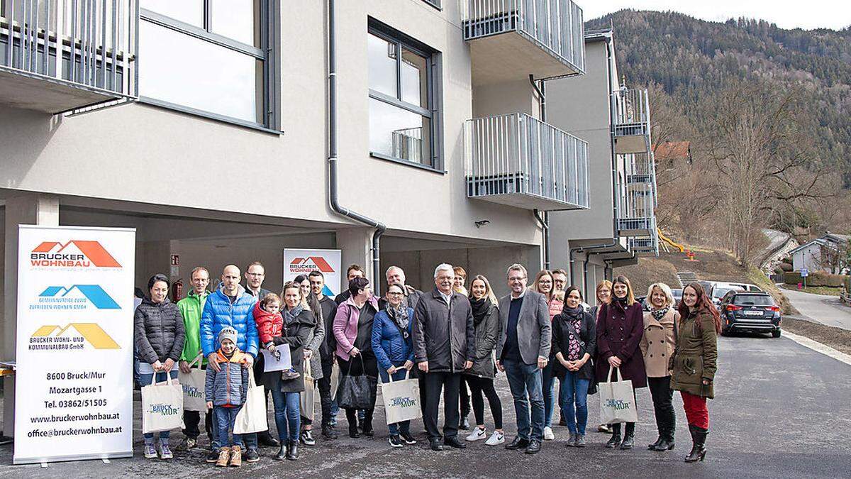 Bürgermeister Peter Koch und Wohnbau-Obmann Helmut Krammer übergaben die ersten zehn Mietwohnungen der neuen Wohnanlage im Brucker Stadtteil St. Dionysen