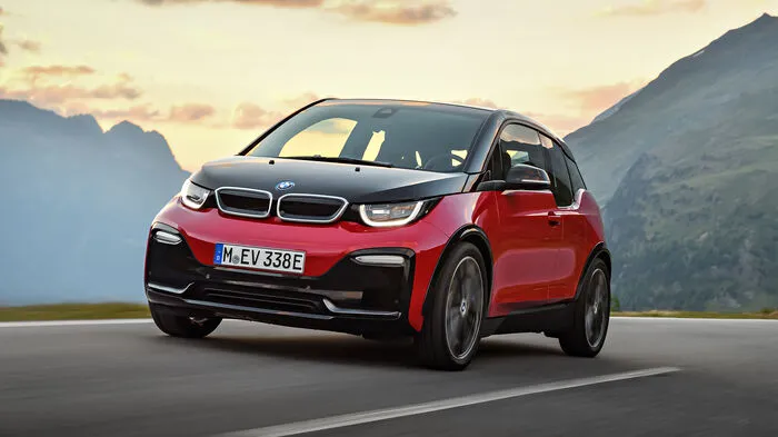 BMW spendiert dem Stromer i3 ein paar zusätzliche Kilowatt Leistung: Der Namenszusatz „s“ steht für einen maximal 184 PS starken Elektrosynchronmotor, der aus einer Hochvoltbatterie mit 33 kWh gespeist wird.