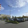 Die Hälfte des Parkplatzes wird von Dauerparkern mit Monatskarte genutzt