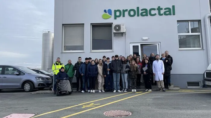 Die Schülerinnen und Schüler des Gymnasium Hartberg konnten bei einer Führung hinter die Kulissen von "Prolactal" blicken.