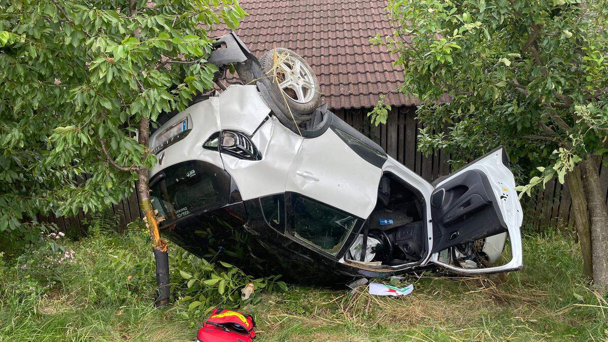 Das Fahrzeug überschlug sich und kam vor einem Bauernhof zu liegen