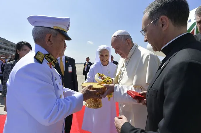 Die erste Umarmung des Papstes nach Verlassen des Flugzeugs galt seiner Cousine Ana Rosa Sivori, die in Thailand lebt.
