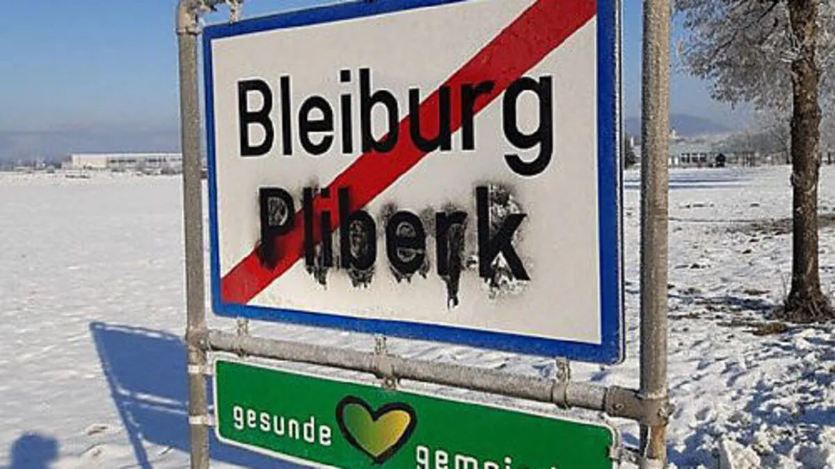 Die slowenischen Bezeichnungen werden mit schwarzer Farbe beschmiert