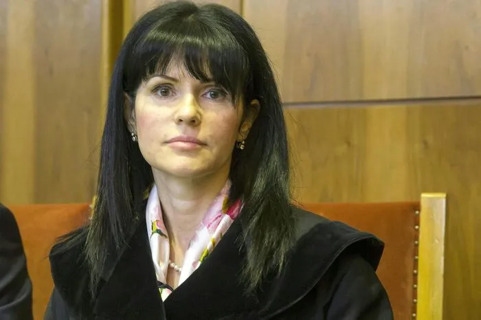 Die Verhandlung begann aufgrund der Verspätung von Anwältin Liane Hirschbrich mit zehnminütiger Verspätung.