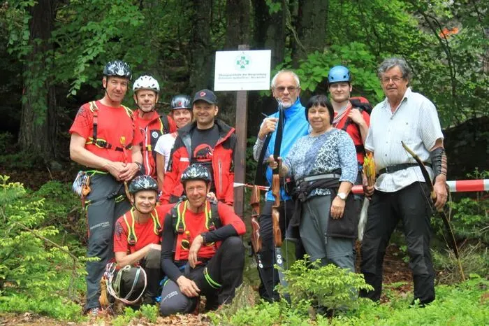 Unterstützung erhielten die Retter von der Wirtsfamilie Lagger und von den Mitgliedern der Sportgemeinschaft Spittal, Sektion Bogensport, die im angrenzenden 3-D-Parcours seit Jahren das Bogenschießen ausüben.
