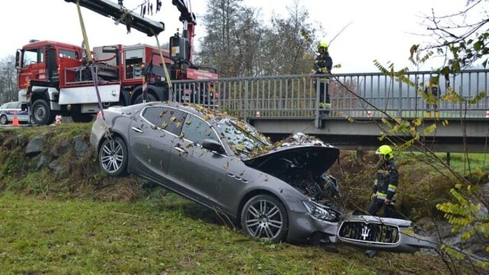 Ein 19-jähriger Lenker kam mit seinem Maserati bei Pirkhof von der Fahrbahn ab.