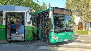 Bei einer Kollision zwischen einer Straßenbahn und einem Linienbus sind in Graz am Montag, 27. Mai 2024, mehrere Fahrgäste verletzt worden