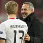Borussia-Trainer Adi Hütter mit Frankfurts Martin Hinteregger