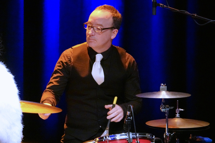 ... und mit Aaron Ofner an Schlagzeug und Percussion.