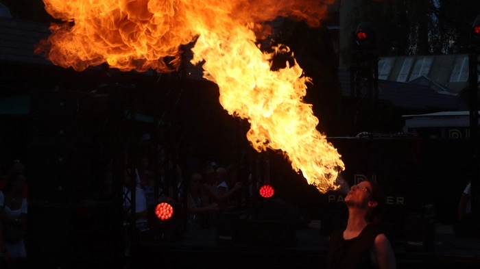 Die Promenade des Klopeiner See war am bei See in Flammen Treffpunkt für Einheimische und Urlauber. Neben einem Abendprogramm mit Zauberern, Straßenkünstlern und verschiedenen Musikern wurden die Gäste auch mit verschiedensten Spezialitäten verwöhnt.
