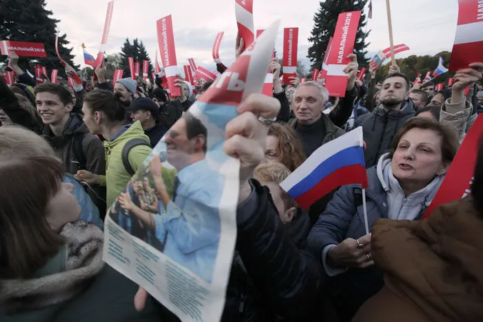 Das Portal OVD-Info zählte landesweit mehr als 260 Festnahmen. Der Protestmarsch sei gewaltsam aufgelöst worden.