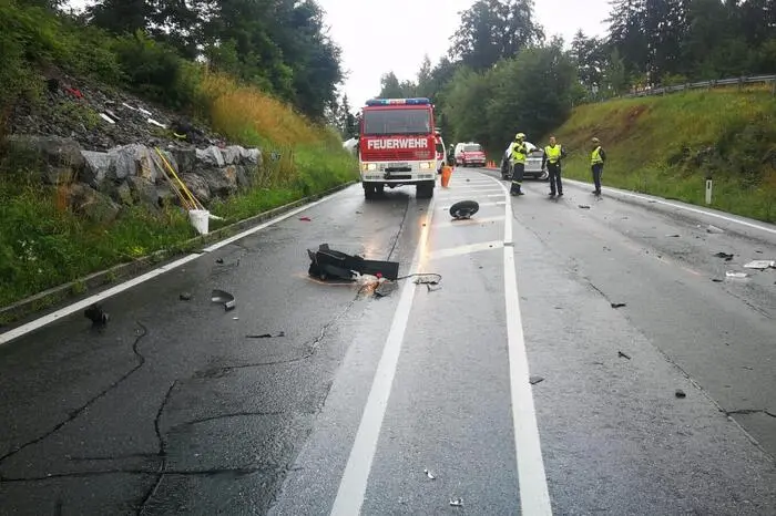 Ein Motorradfahrer (41) war mit seinem Fahrzeug gestürzt und in ein entgegenkommendes Auto geschlittert. Er wurde dabei unbestimmten Grades verletzt, seine mitfahrende Tochter (15) dürfte schwere Verletzungen erlitten haben.
