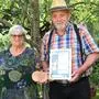Hannerl und Alois Wascher freuen sich über die Auszeichnung ihrer Streuobstwiese