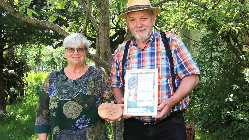 Hannerl und Alois Wascher freuen sich über die Auszeichnung ihrer Streuobstwiese