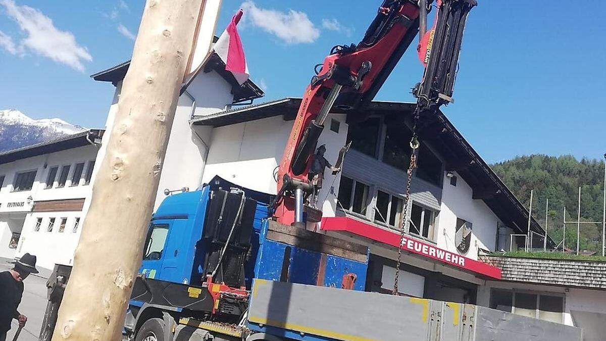 Der Maibaum drohte auf das Feuerwehrhaus zu fallen