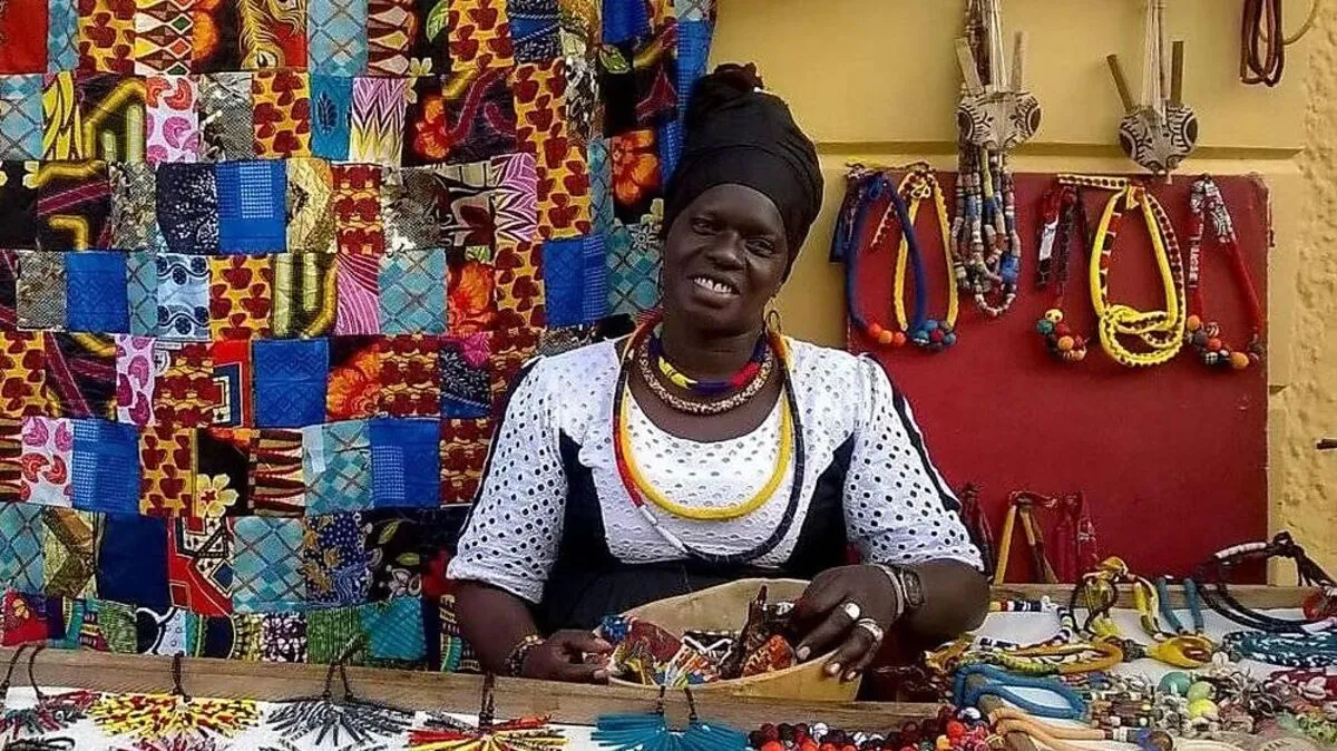 Sokna Diop hat in Saint Louis im Senegal selbstgebastelten Schmuck an Touristen verkauft. Seit Corona kommen aber fast keine Gäste mehr 