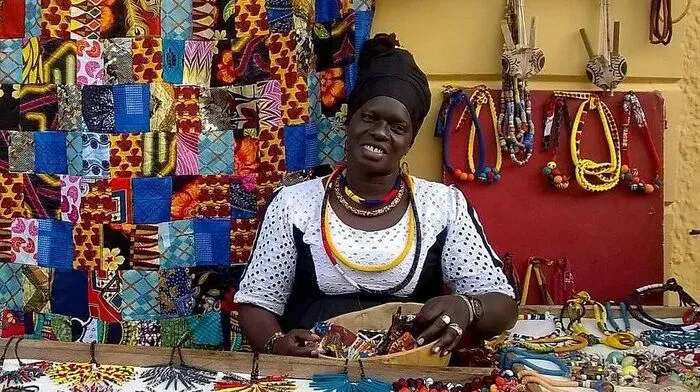 Sokna Diop hat in Saint Louis im Senegal selbstgebastelten Schmuck an Touristen verkauft. Seit Corona kommen aber fast keine Gäste mehr 