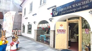 Ein Geschäft mit Abverkaufsplakaten und einer provisorischen Eingangstür