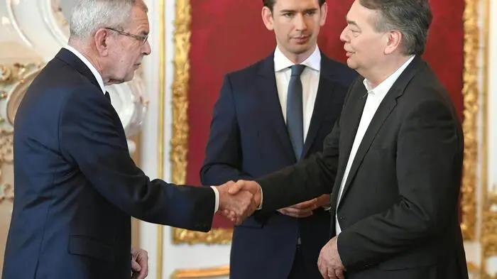 Die türkis-grüne Regierung unter Kanzler Sebastian Kurz (ÖVP) ist am Dienstag in der Hofburg von Bundespräsident Alexander Van der Bellen angelobt worden.